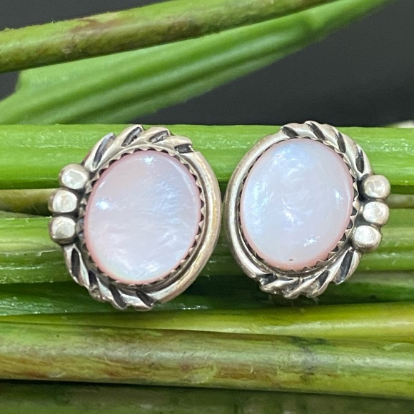 Vintage Unsigned Sterling Silver Pinkish Mother of Pearl Clip On Earrings 5.3g - Picture 1 of 12
